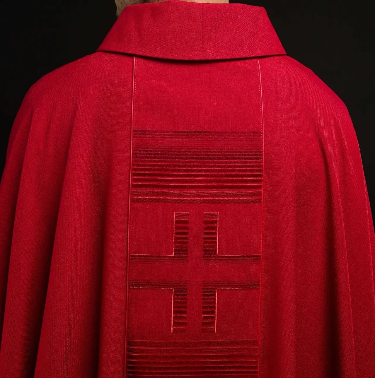 Casulla bordada con cruces en rojo