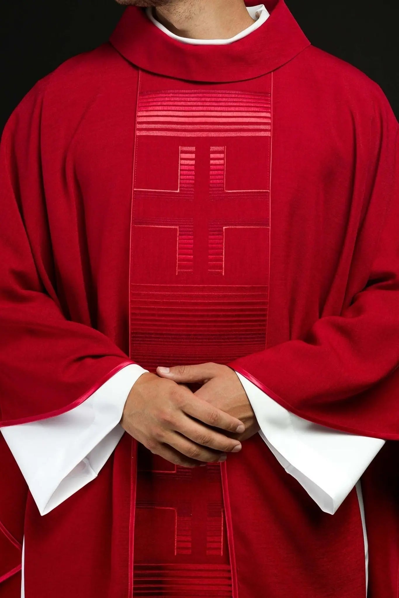 Casulla bordada con cruces en rojo