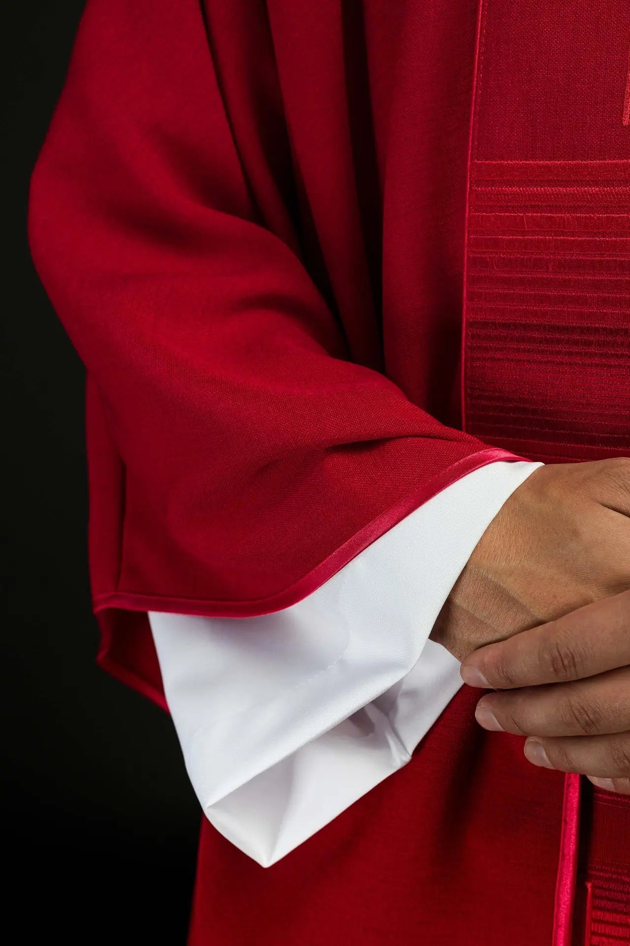 Casulla bordada con cruces en rojo