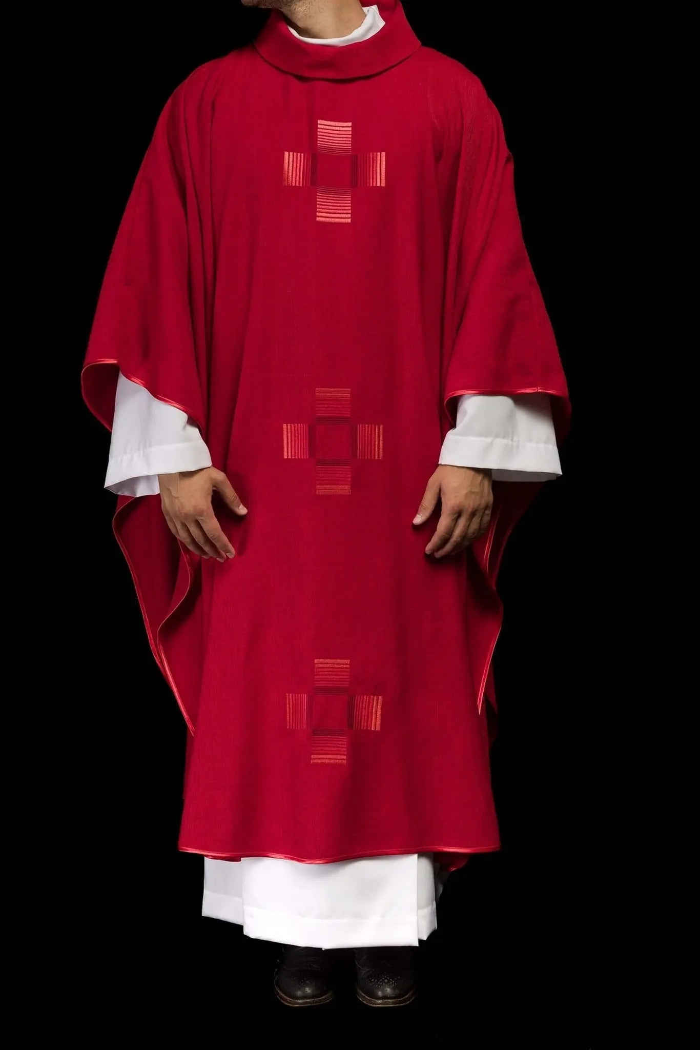 Casulla roja con cruces bordadas