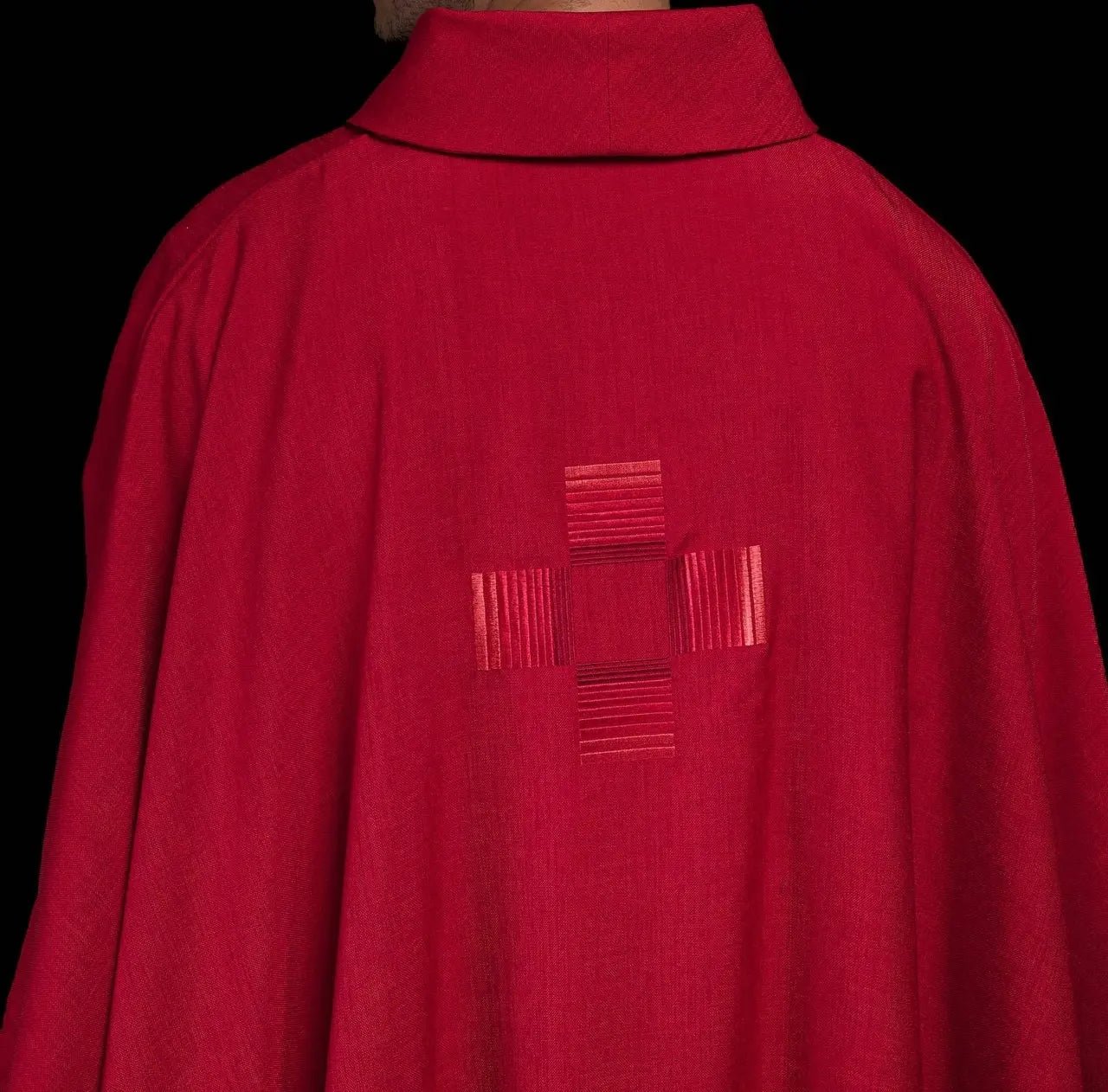Casulla roja con cruces bordadas