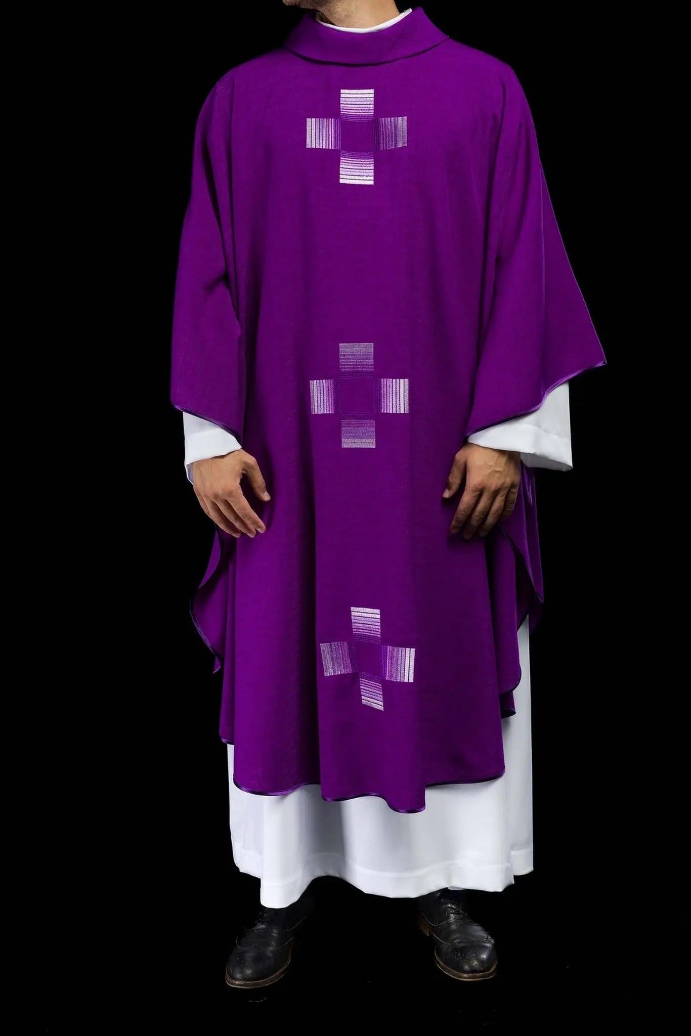Casulla púrpura con cruces bordadas