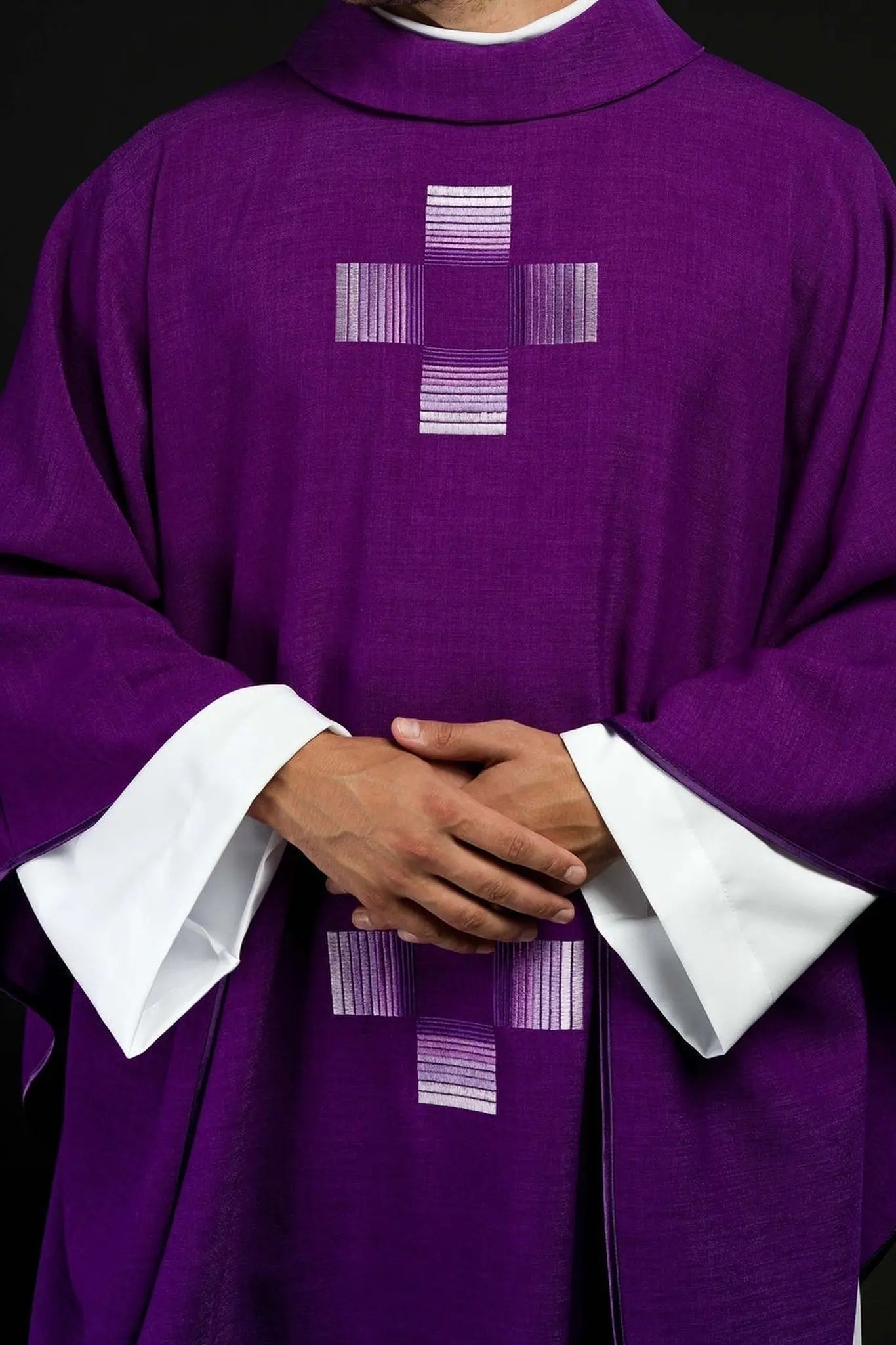 Casulla púrpura con cruces bordadas