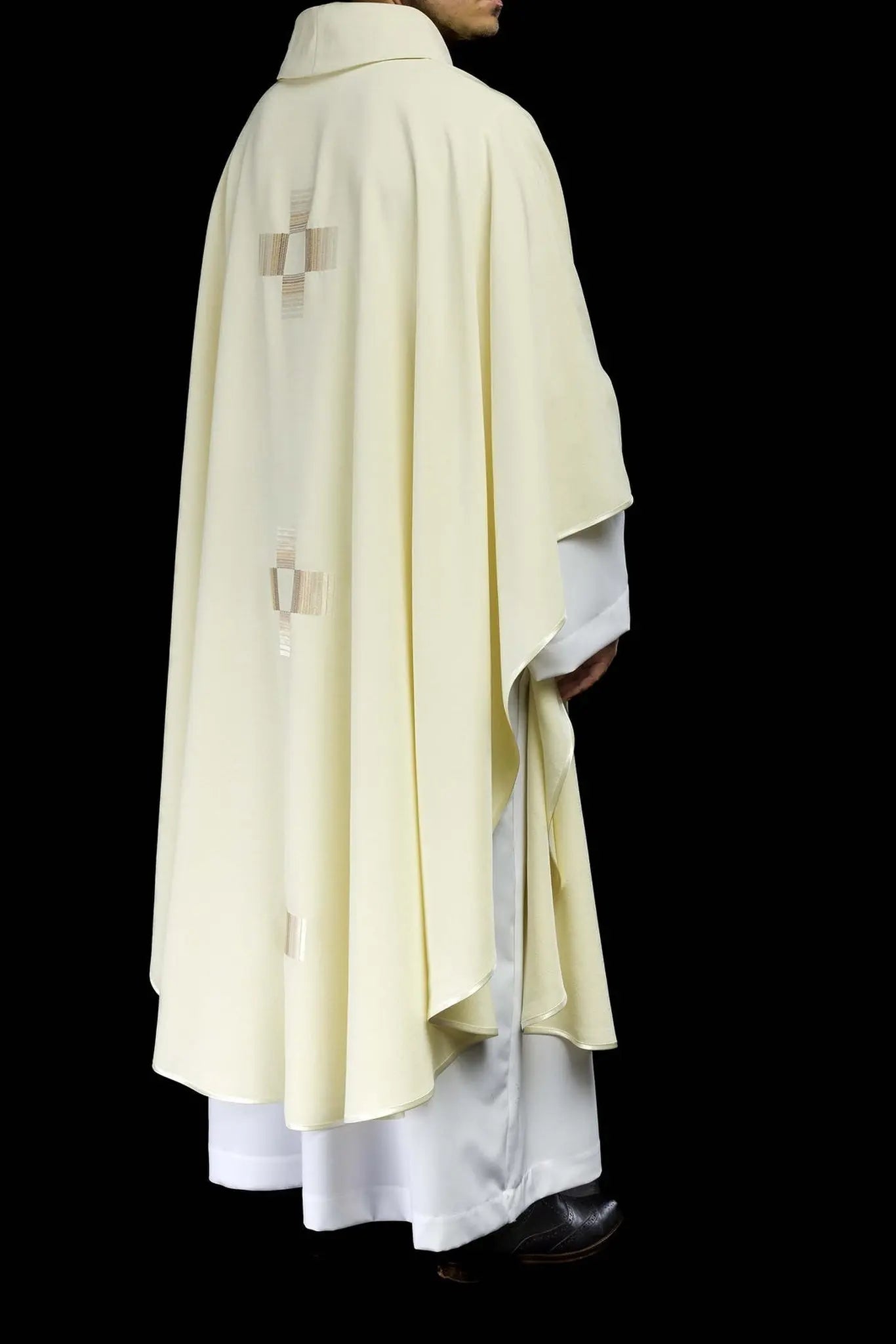 Casulla con cruces bordadas en ecru