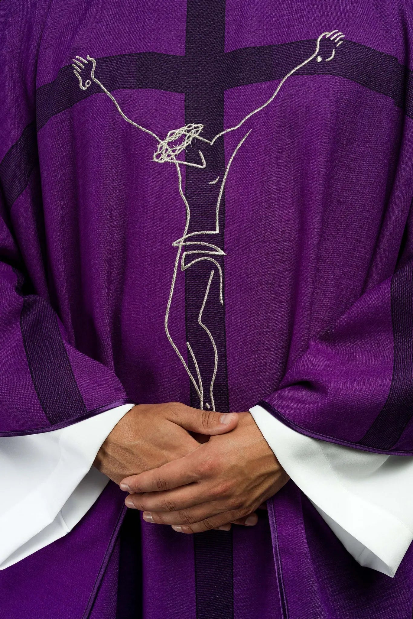 Casulla con el motivo de Jesús en la Cruz en púrpura