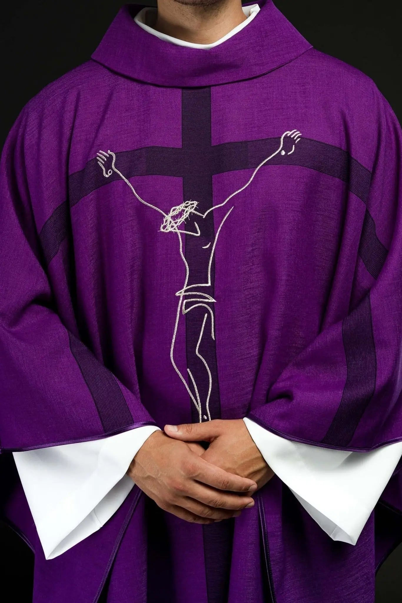 Casulla con el motivo de Jesús en la Cruz en púrpura