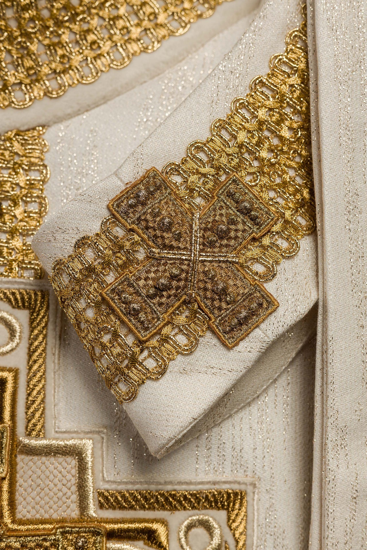 Ręcznie wykonany ornat z naturalnymi kamieniami Handmade 7015 Ecru - ORNATY.PL