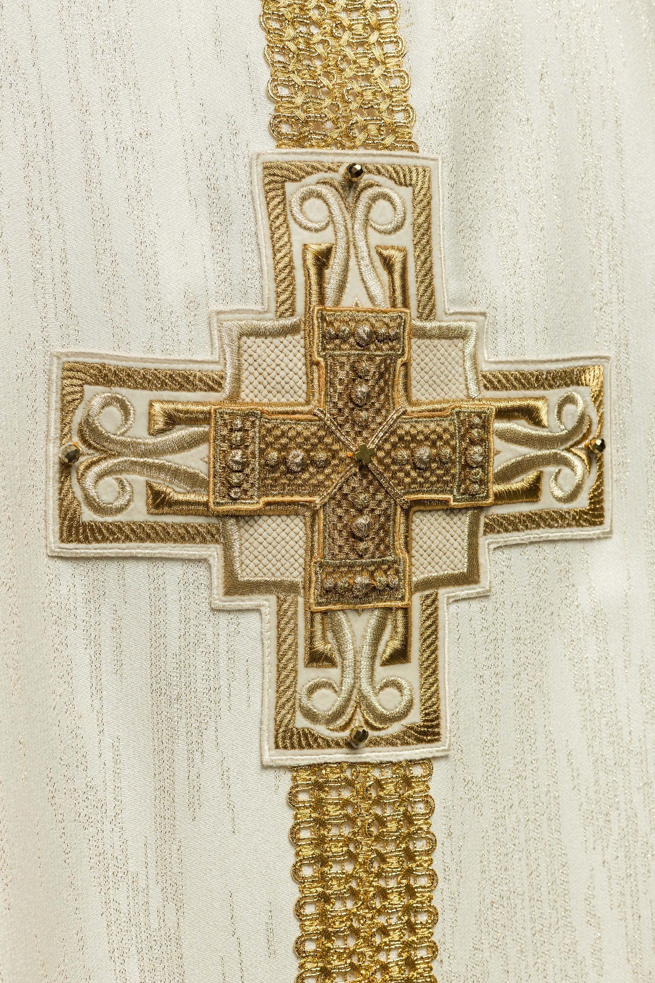 Ręcznie wykonany ornat z naturalnymi kamieniami Handmade 7015 Ecru - ORNATY.PL