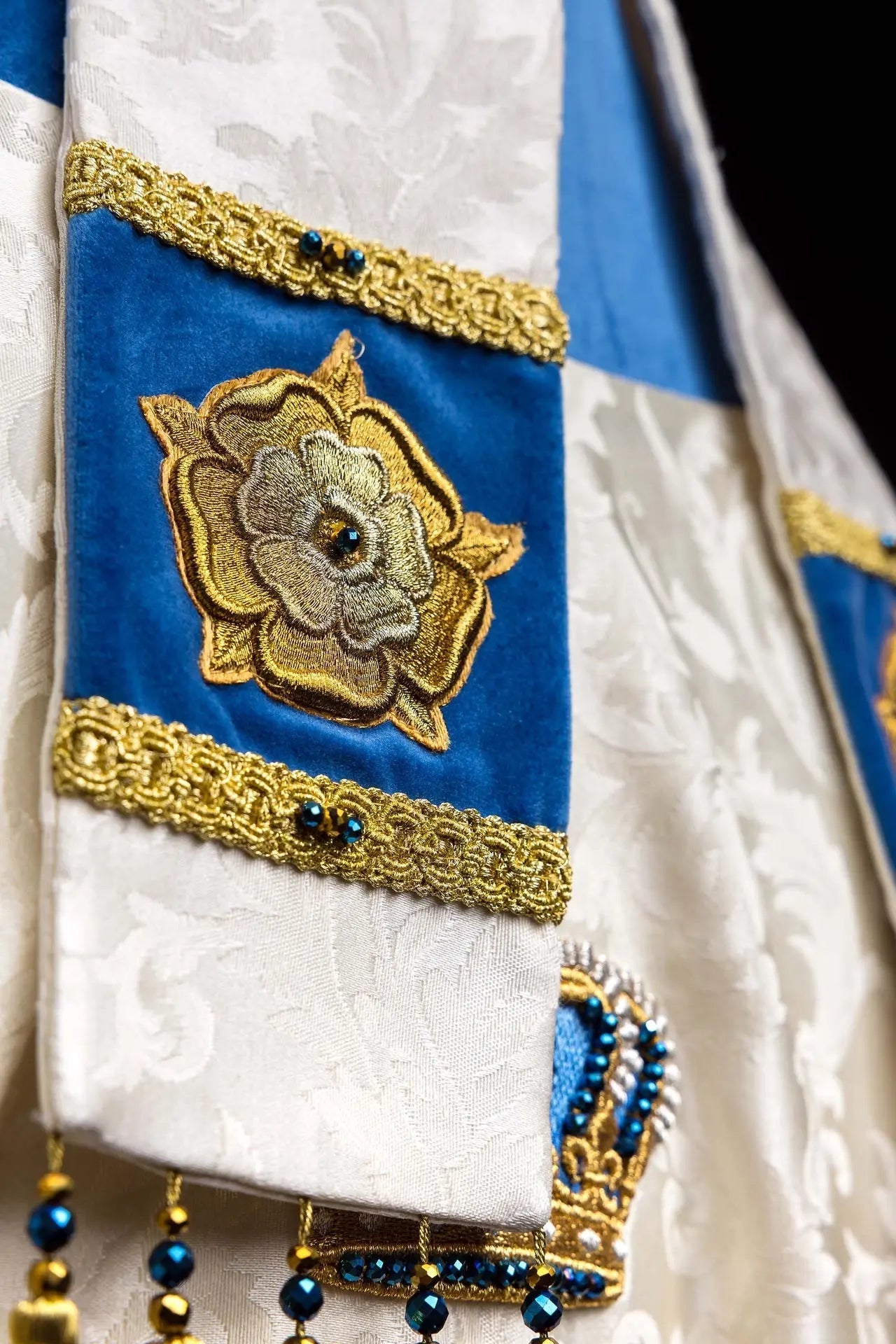 Mitra Episcopal Mariana Hecha a Mano en Ecru y Azul con Piedras Naturales