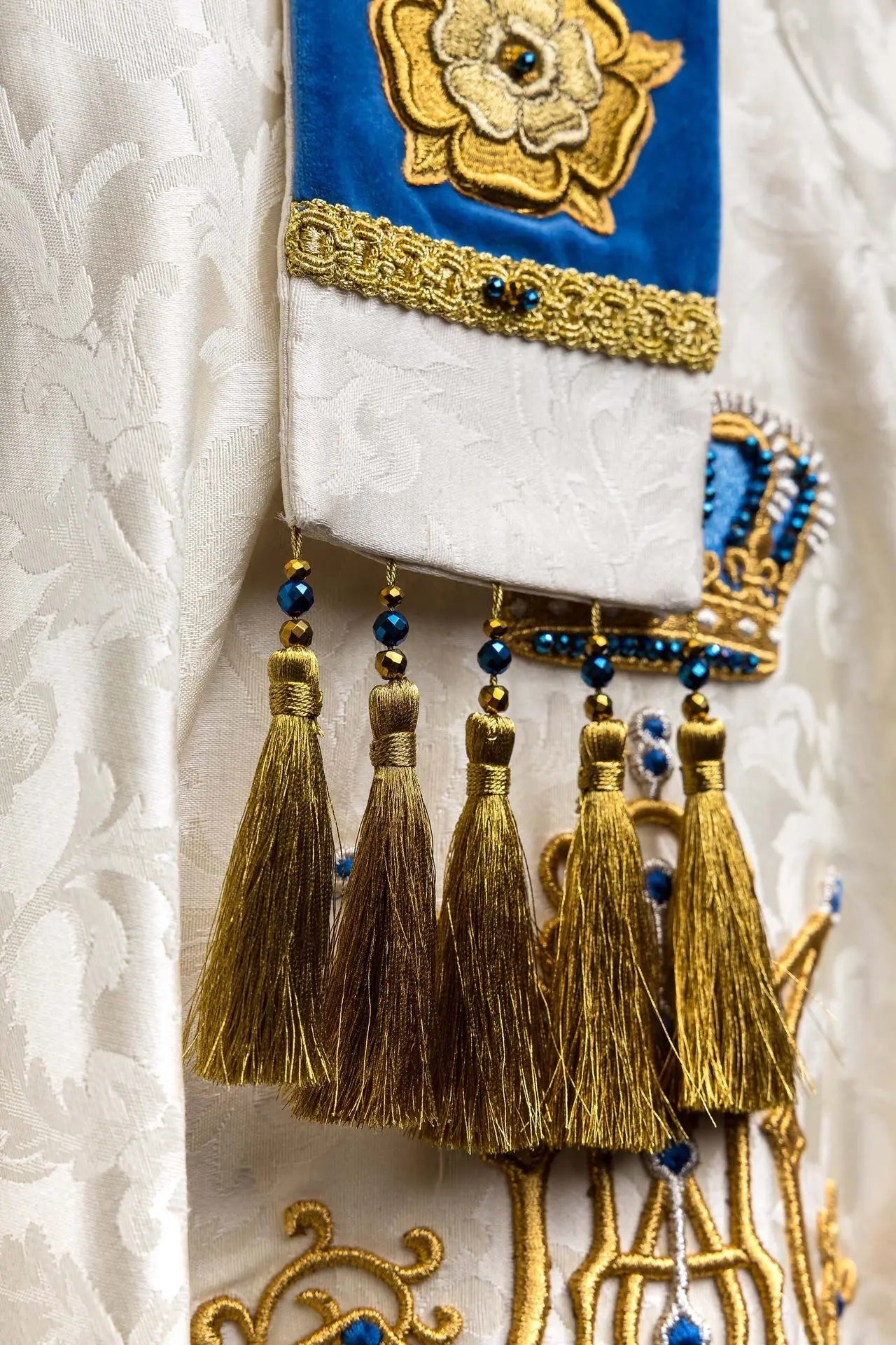 Mitra Episcopal Mariana Hecha a Mano en Ecru y Azul con Piedras Naturales