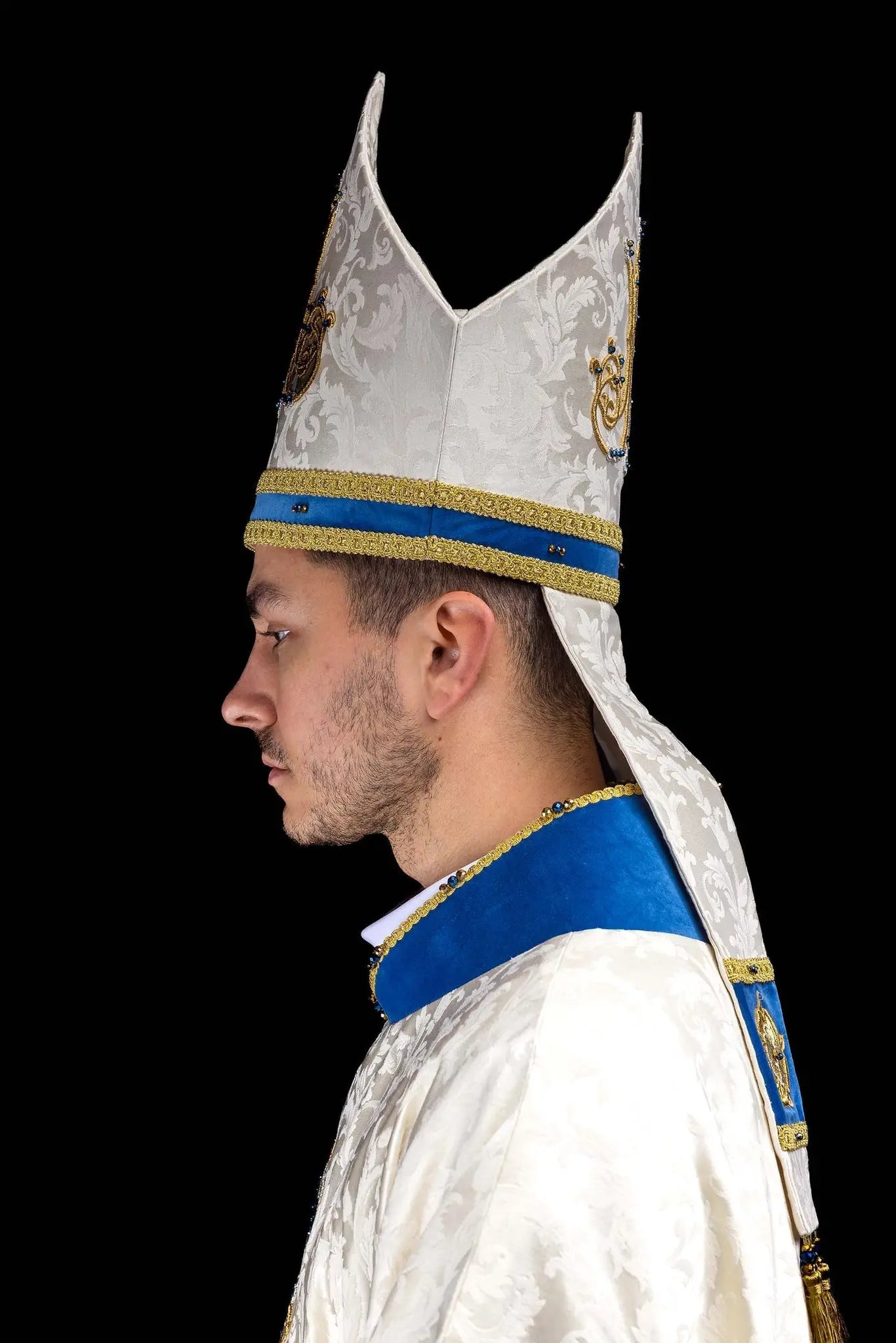 Mitra Episcopal Mariana Hecha a Mano en Ecru y Azul con Piedras Naturales