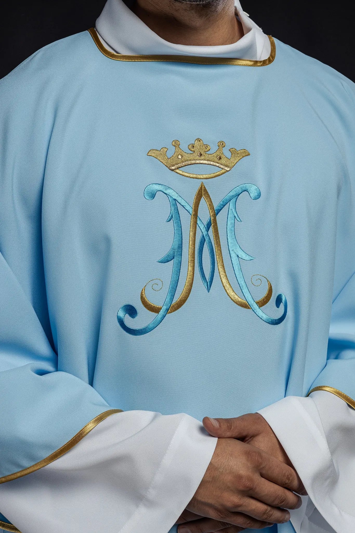 Dalmatica con bordado mariano azul