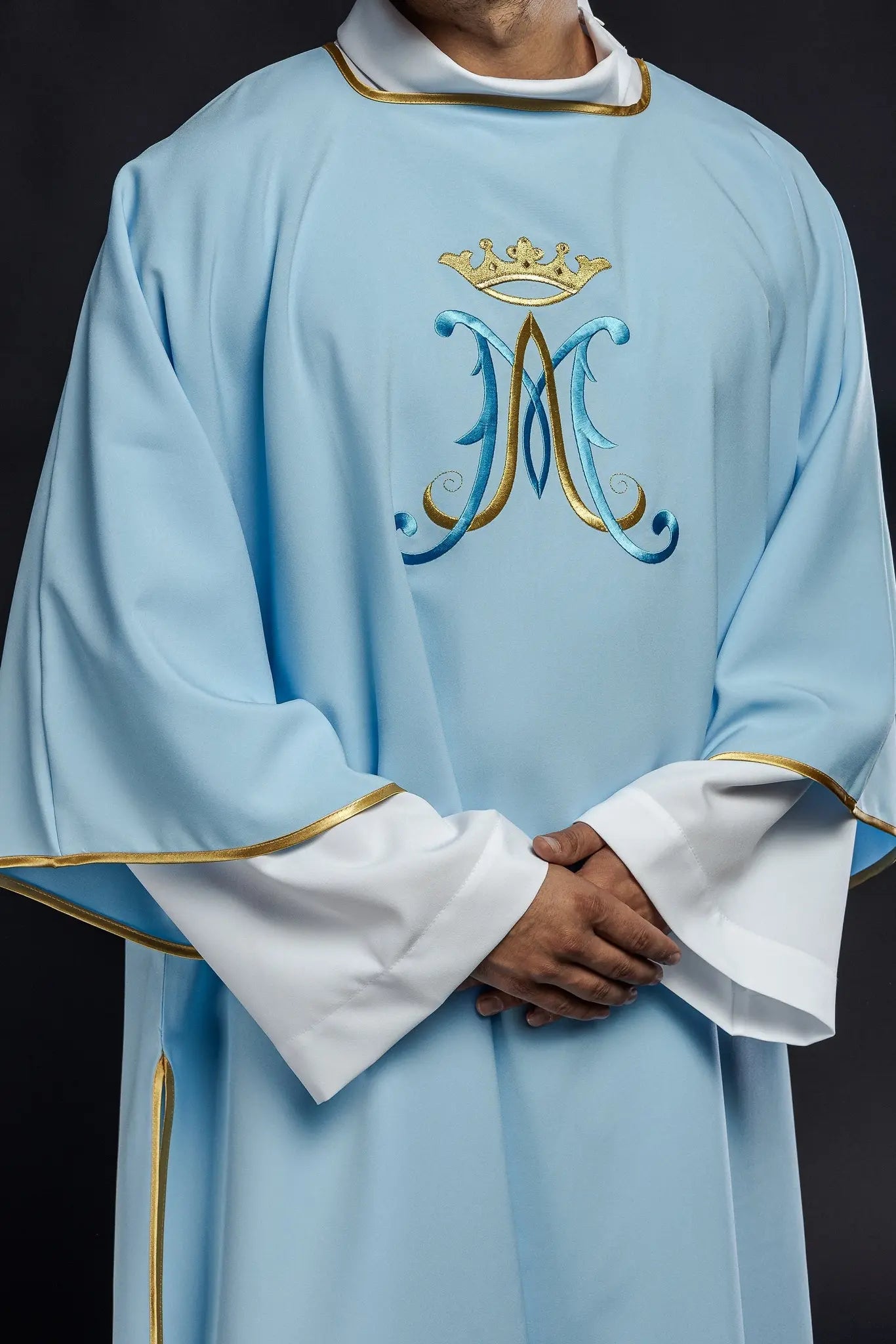 Dalmatica con bordado mariano azul