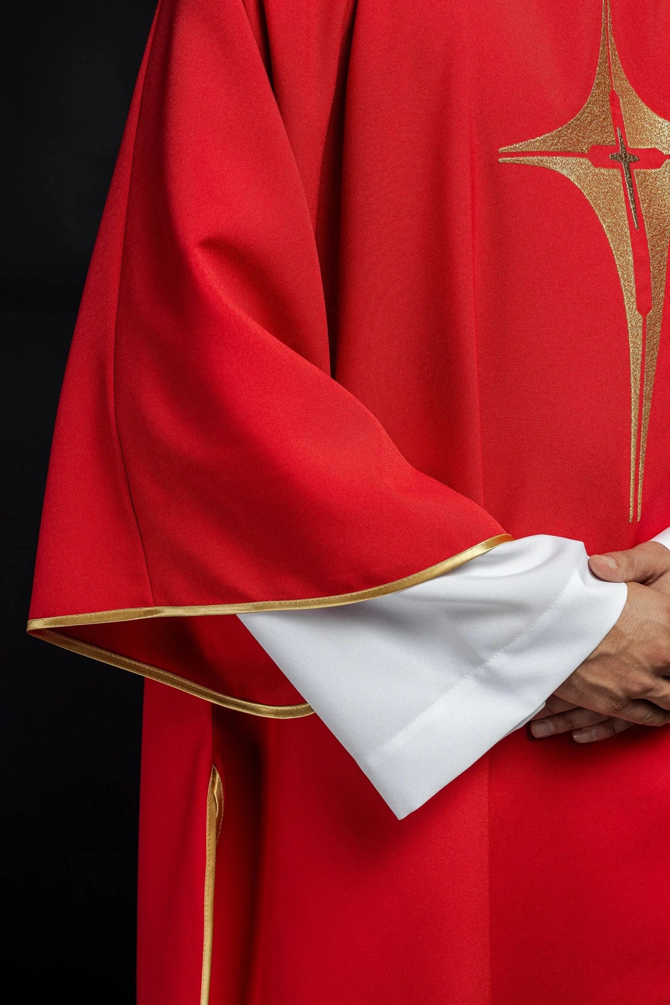 Dalmática roja con cruz dorada bordada