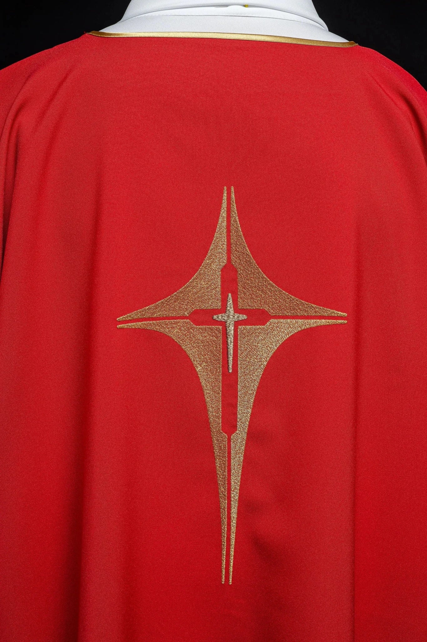 Dalmática roja con cruz dorada bordada