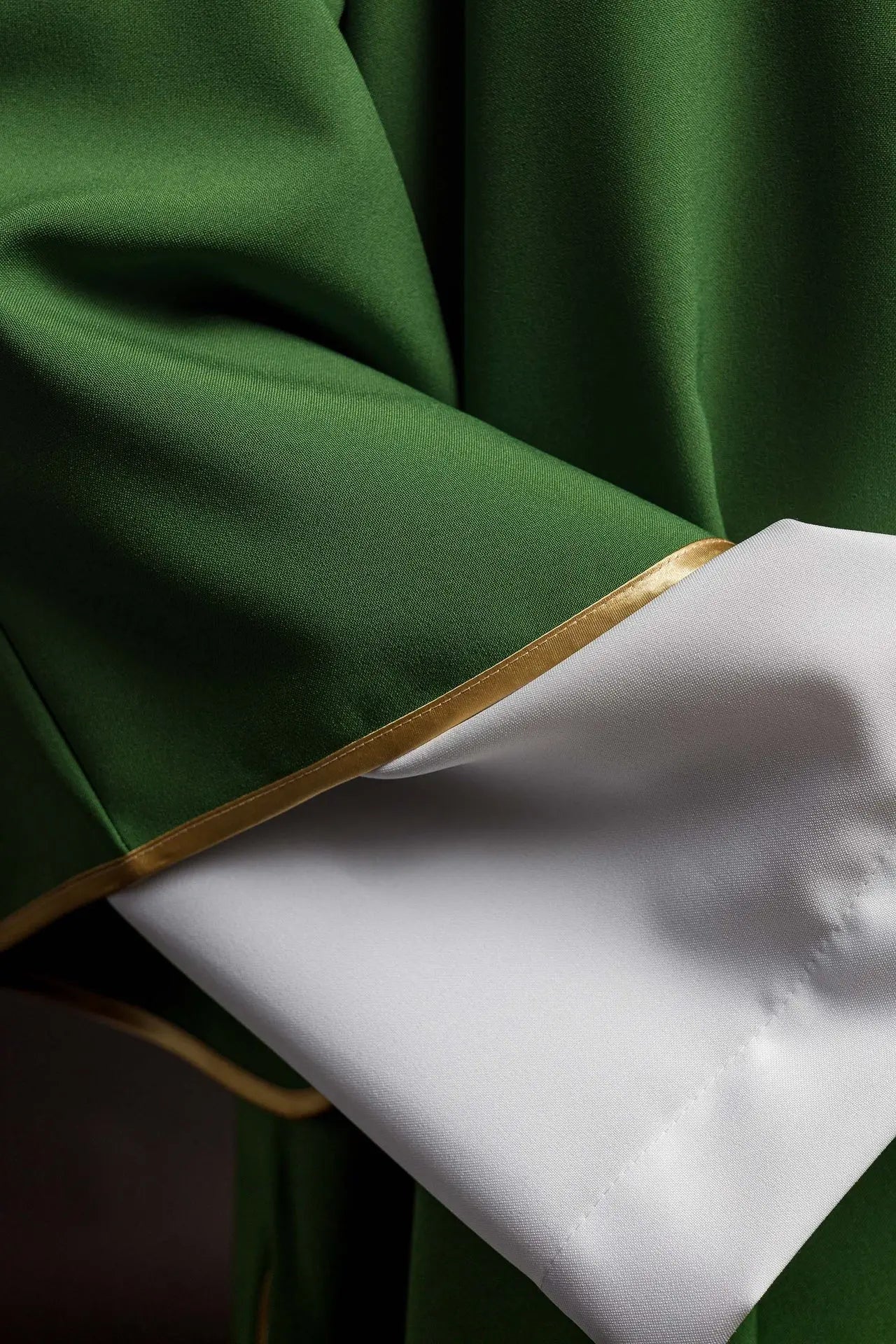 Dalmatina verde con IHS dorado bordado