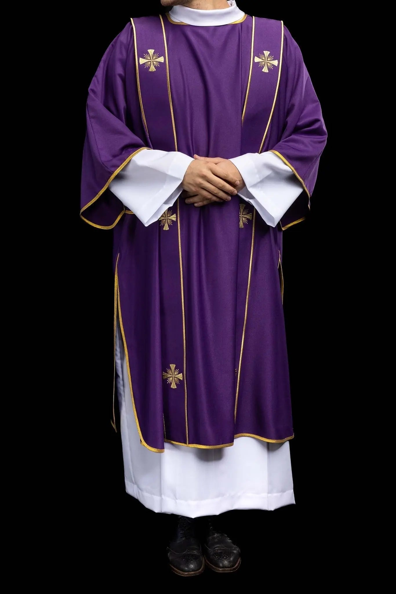 Dalmatica morada con bandas decorativas y bordado de cruz dorada