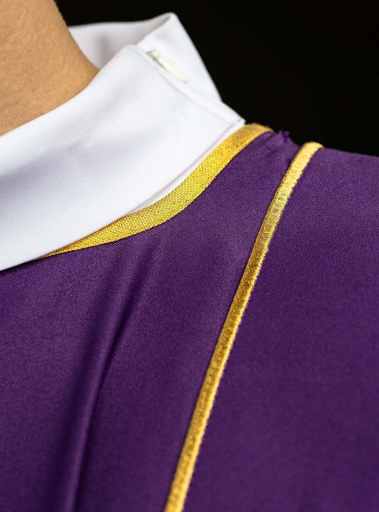 Dalmatica morada con bandas decorativas y bordado de cruz dorada