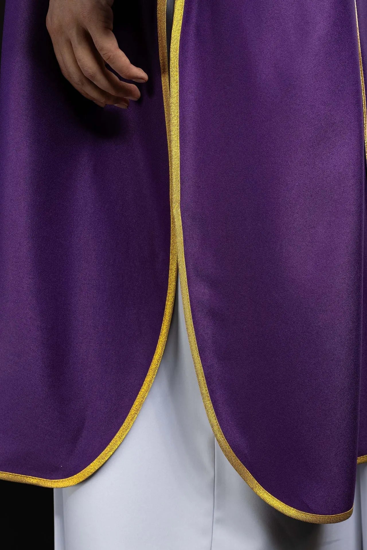 Dalmatica morada con bandas decorativas y bordado de cruz dorada