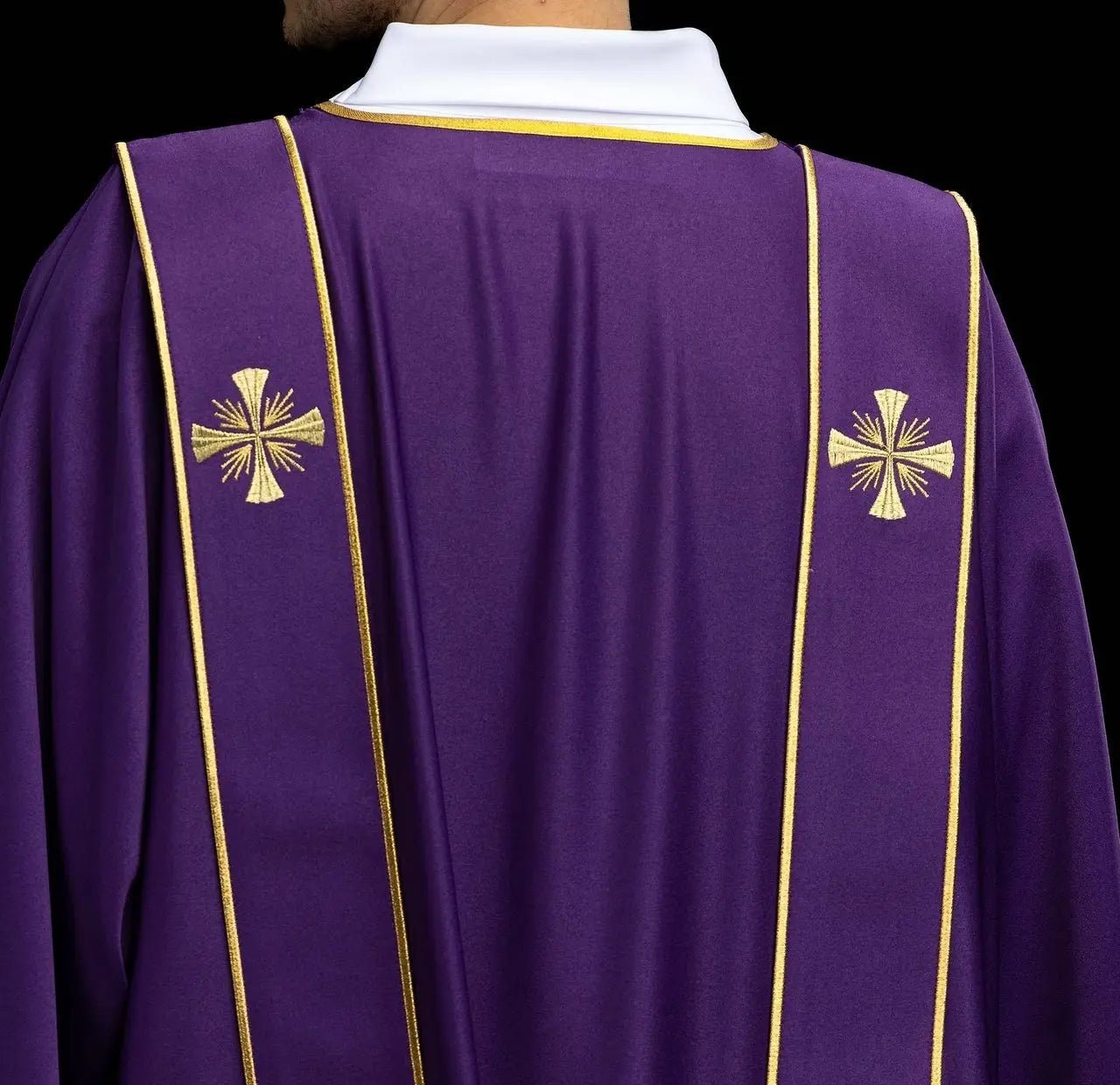 Dalmatica morada con bandas decorativas y bordado de cruz dorada