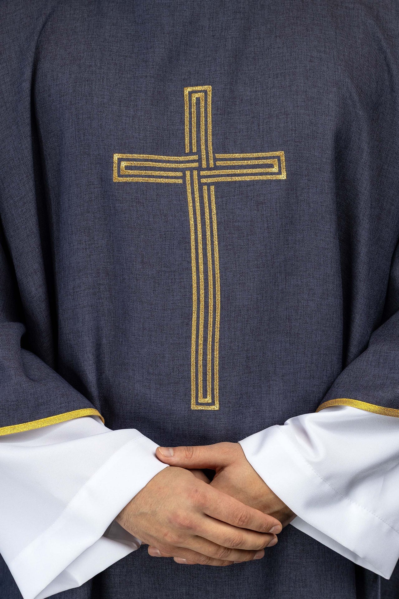 Fioletowa dalmatyka z haftowanym złotym krzyżem - ORNATY.PL