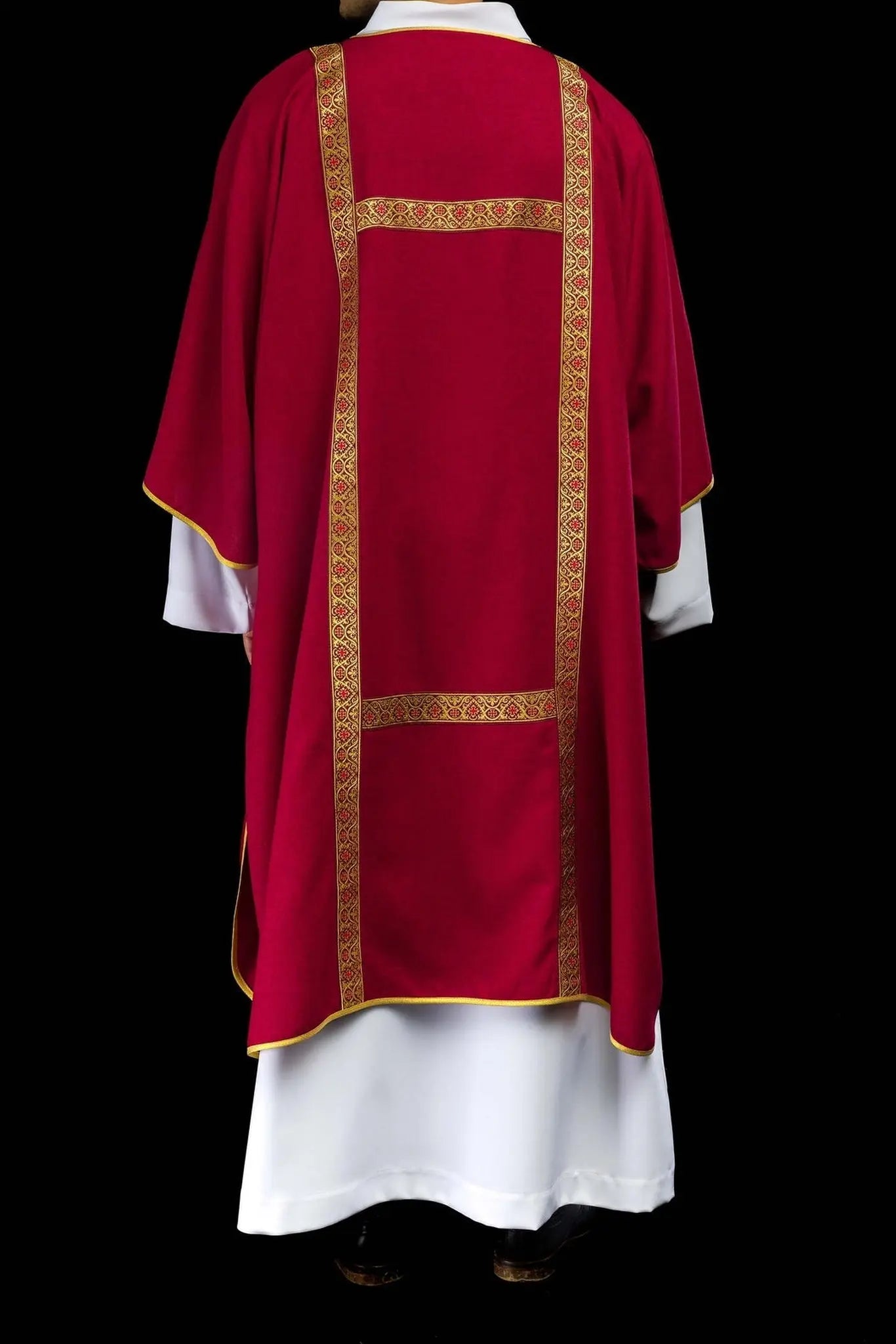 Dalmatica roja decorada con cintas de jacquard doradas