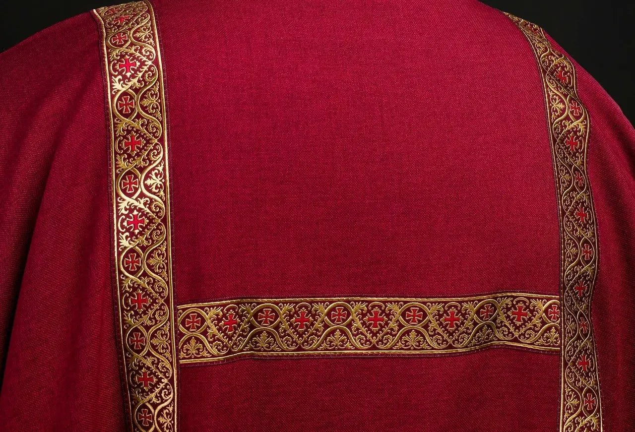 Dalmatica roja decorada con cintas de jacquard doradas