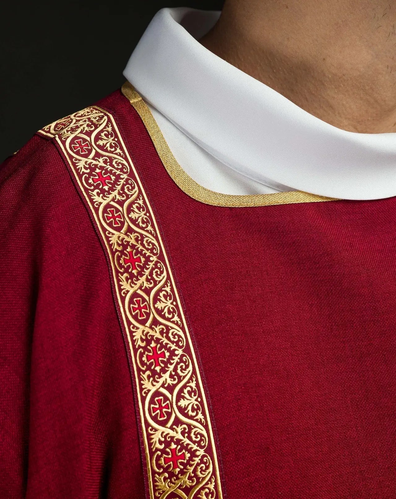 Dalmatica roja decorada con cintas de jacquard doradas