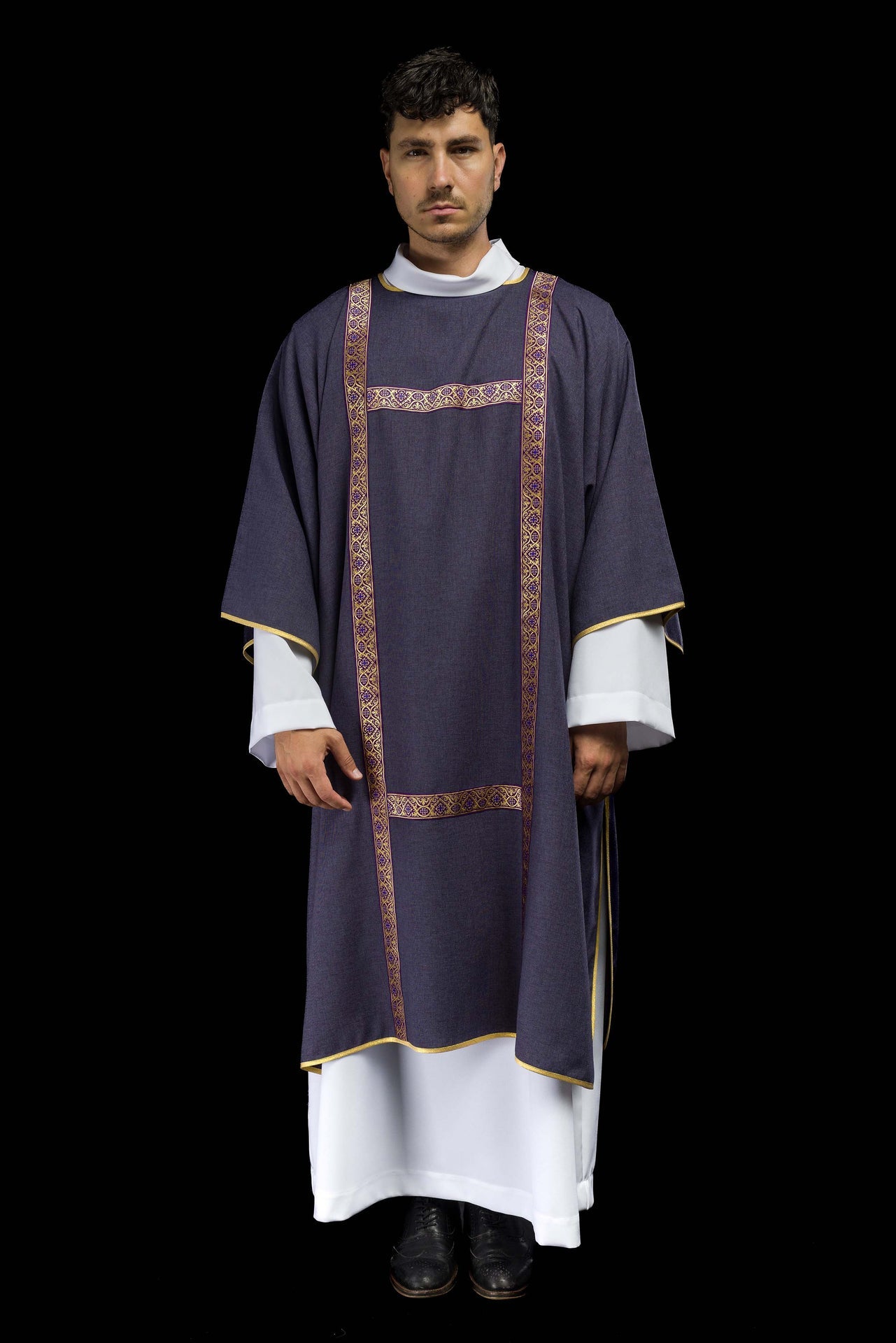 Dalmatyka fioletowa ozdobiona złotymi tasiemkami żakardowymi - ORNATY.PL