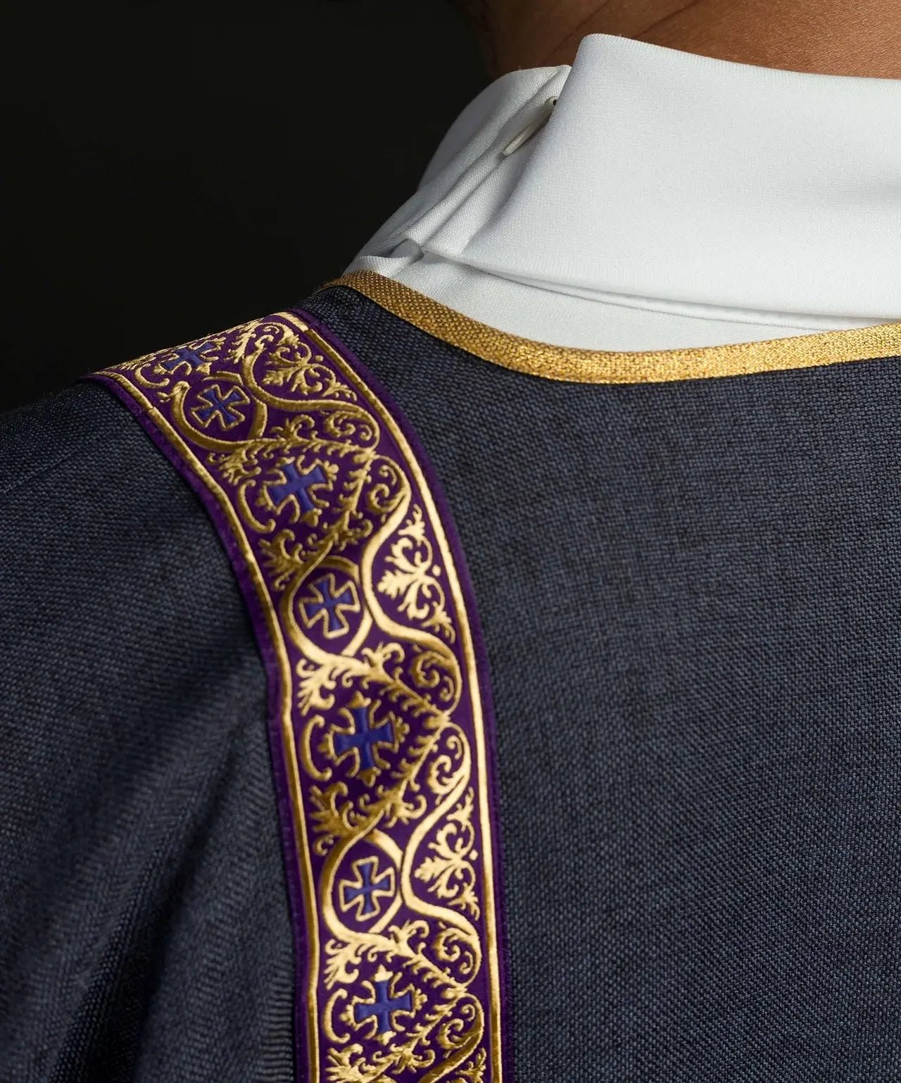 Dalmatica púrpura decorada con cintas de jacquard doradas