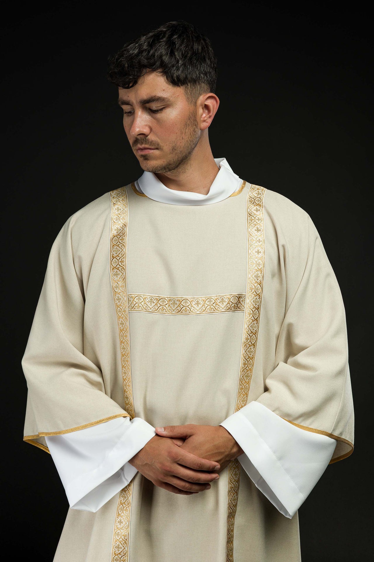 Dalmatyka ecru ozdobiona złotymi tasiemkami żakardowymi - ORNATY.PL