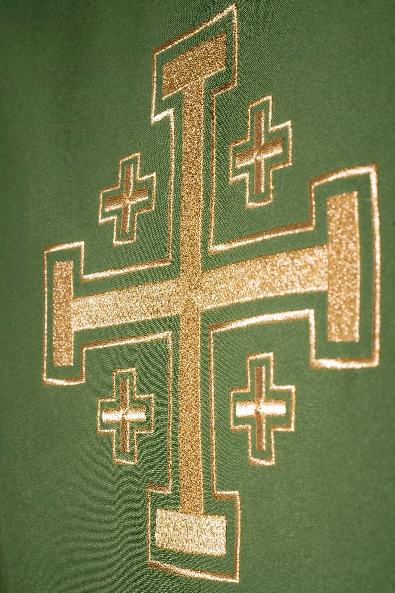 Casulla verde bordada con motivo de cruz