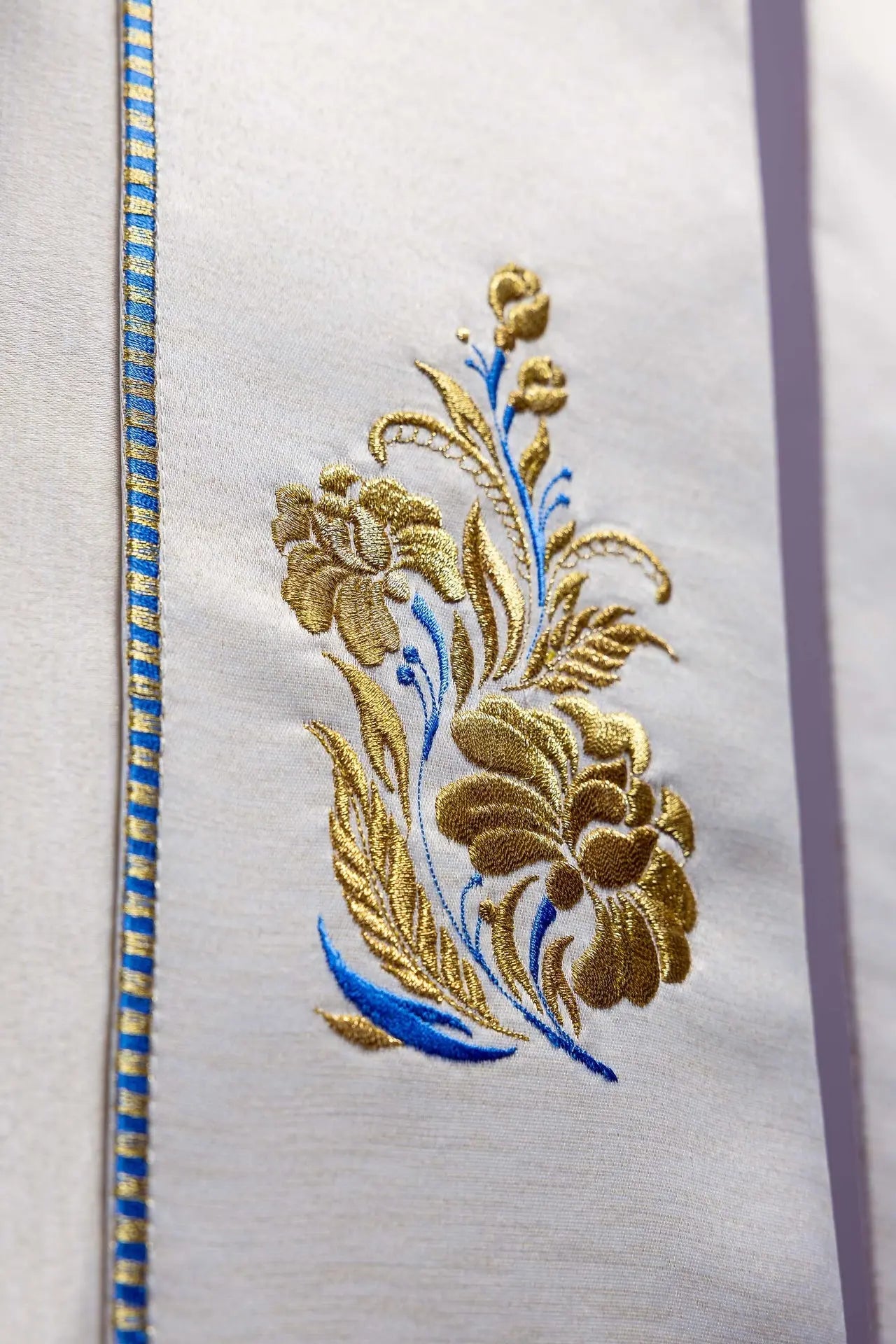 Capa bordada mariana color crudo