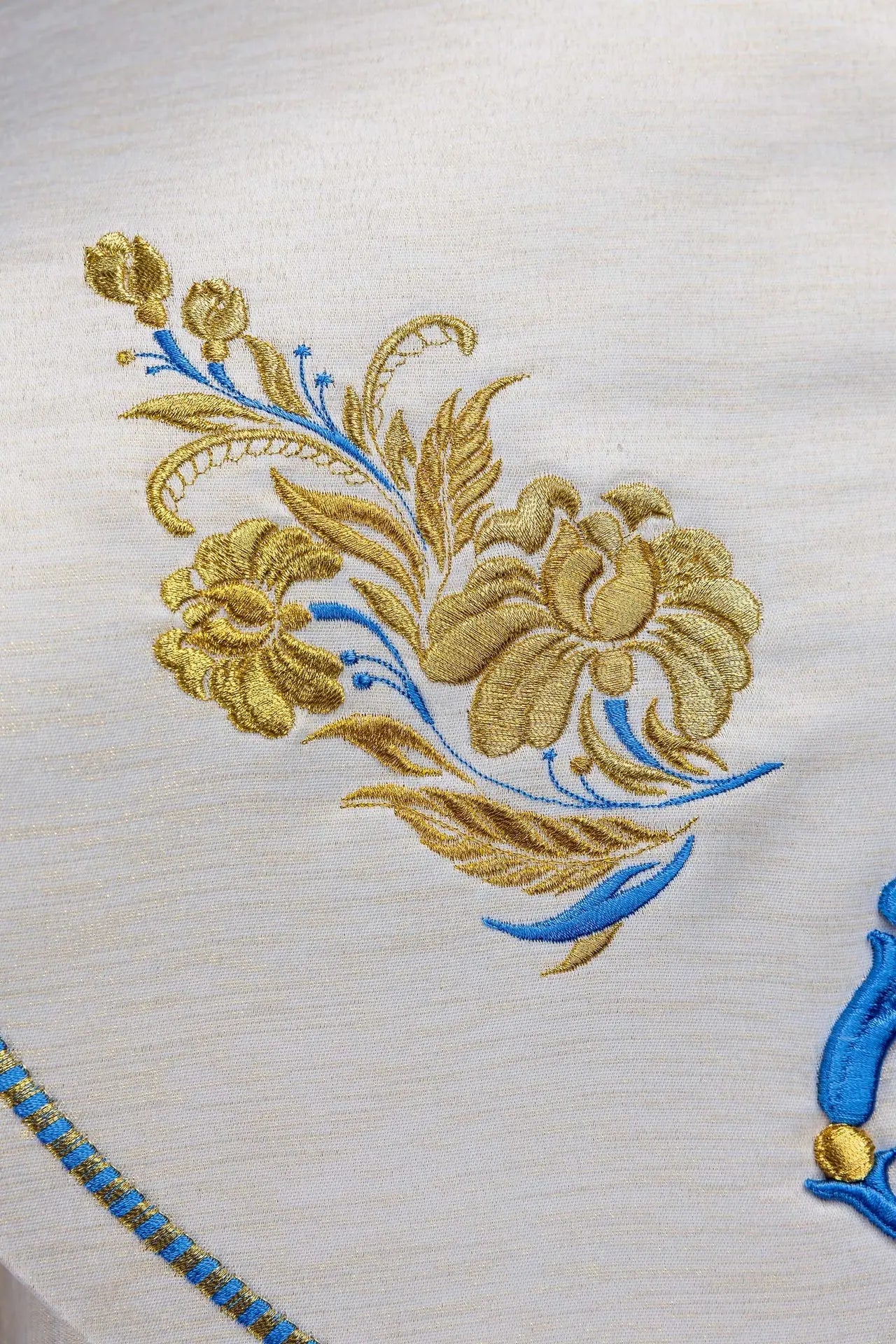Capa bordada mariana color crudo