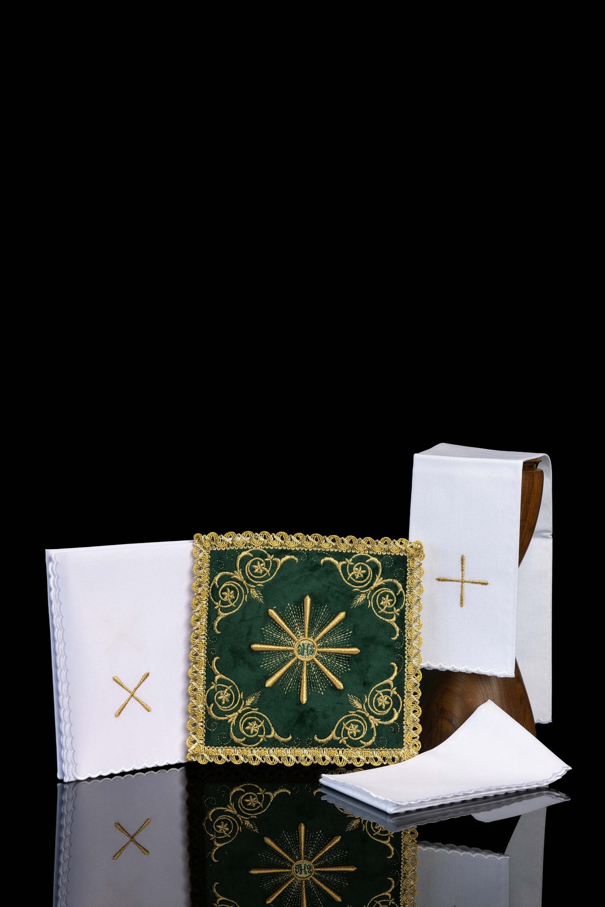 Juego de ropa de cáliz bordada de terciopelo verde