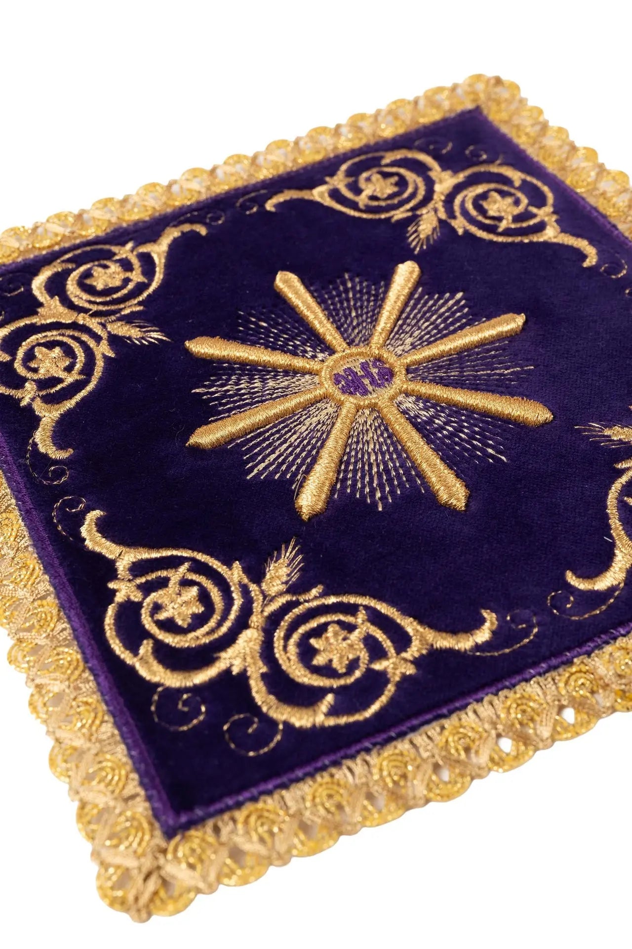 Conjunto de lienzos bordados para cáliz de terciopelo púrpura