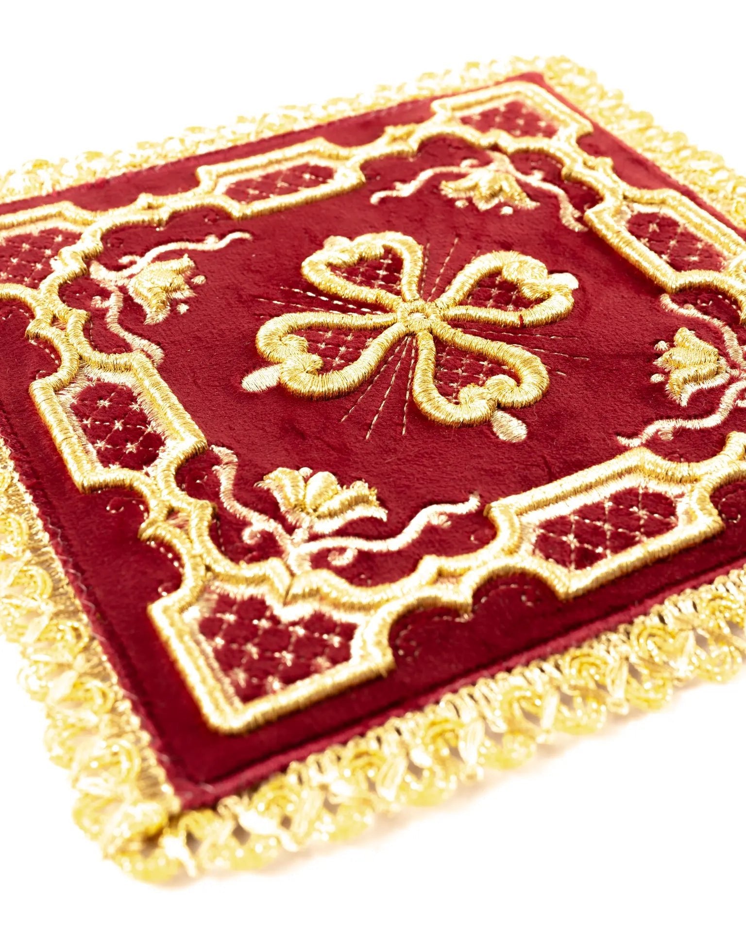 Conjunto de lienzos bordados para cáliz de terciopelo rojo