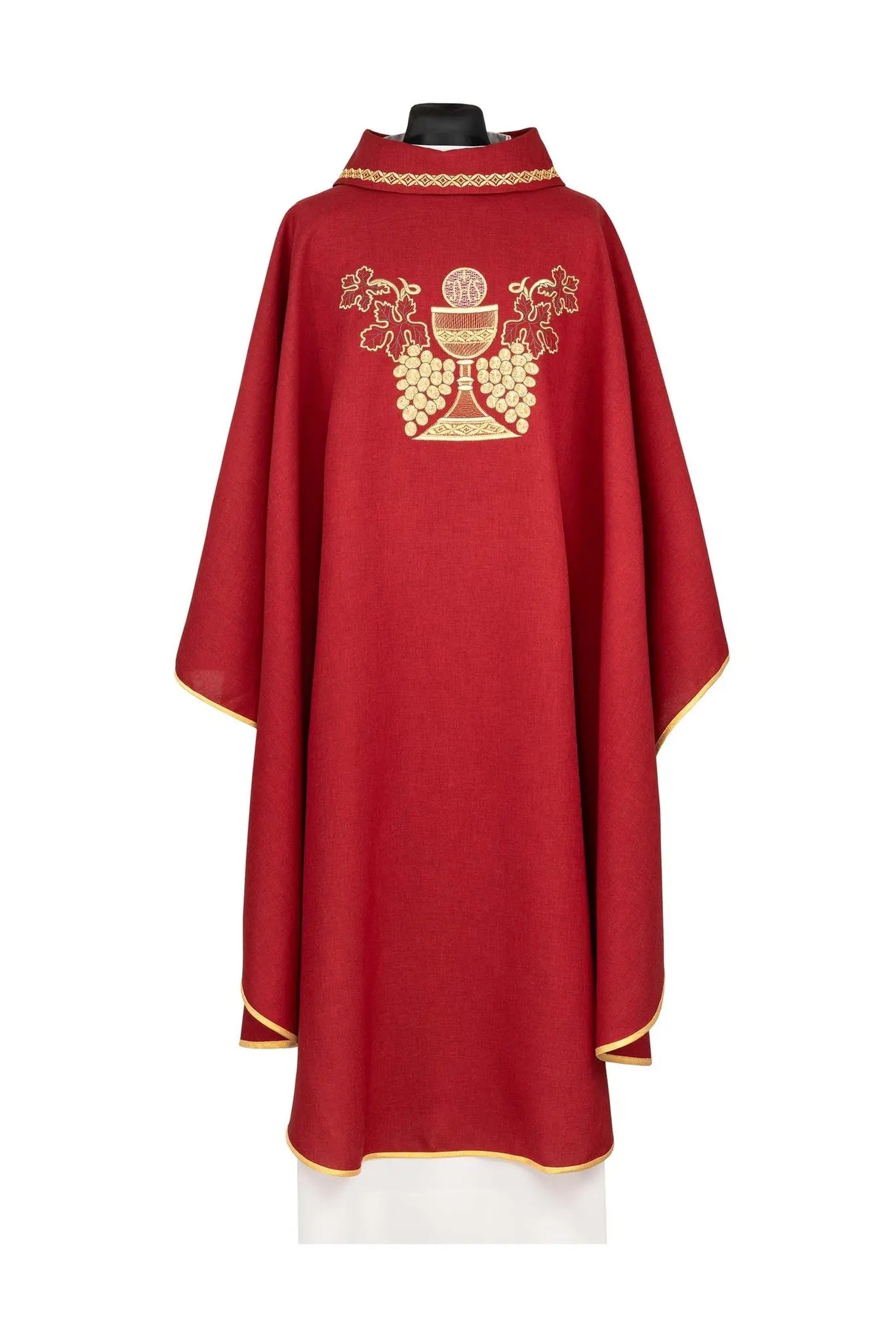 Casulla roja bordada con Cáliz y Uvas