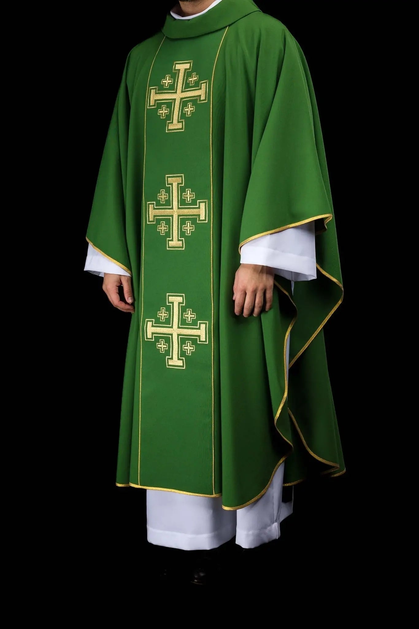 Casulla verde bordada con banda y cruces de Jerusalén