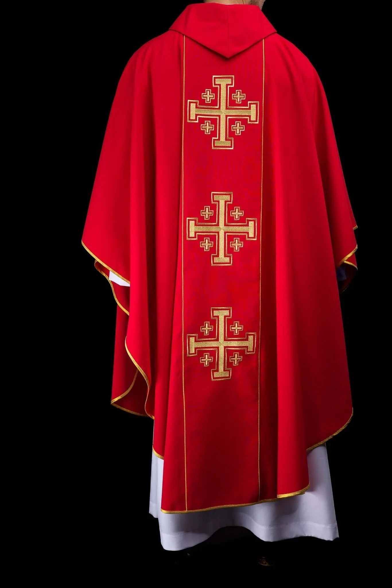 Casulla roja bordada con banda y cruces de Jerusalén