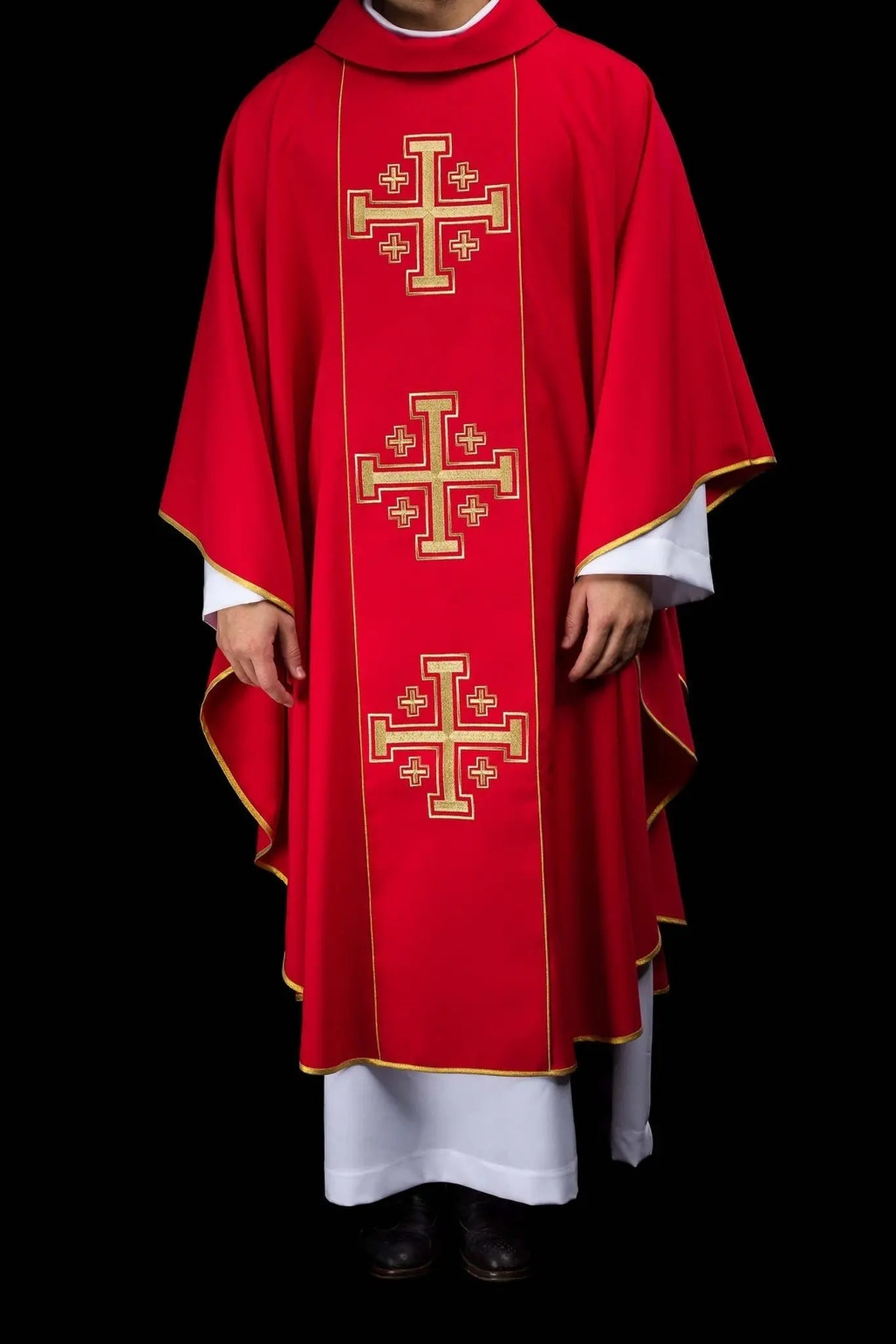 Casulla roja bordada con banda y cruces de Jerusalén
