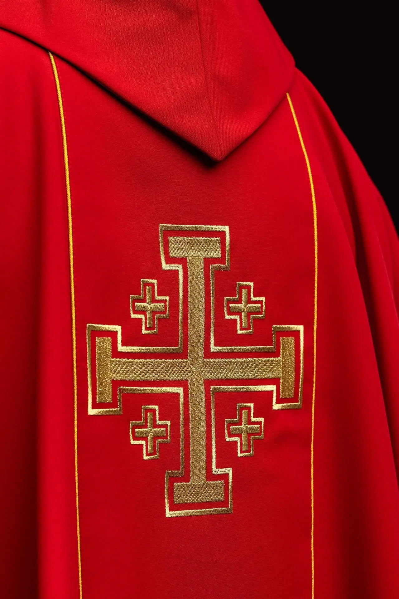 Casulla roja bordada con banda y cruces de Jerusalén