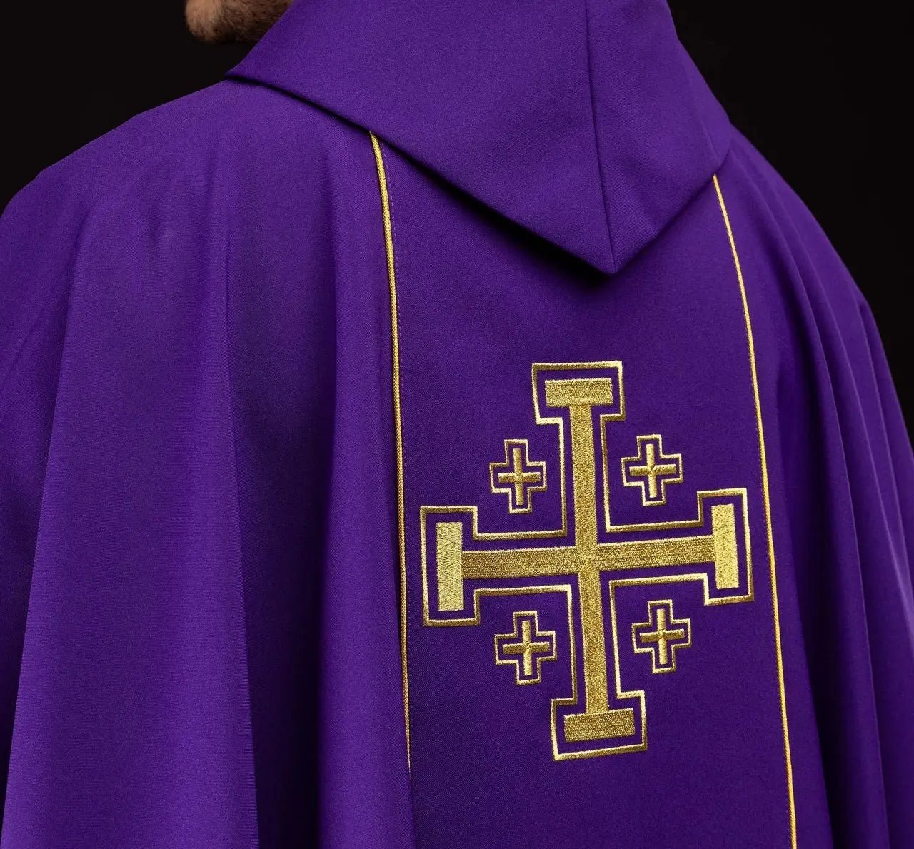 Casulla púrpura bordada con banda y cruces de Jerusalén