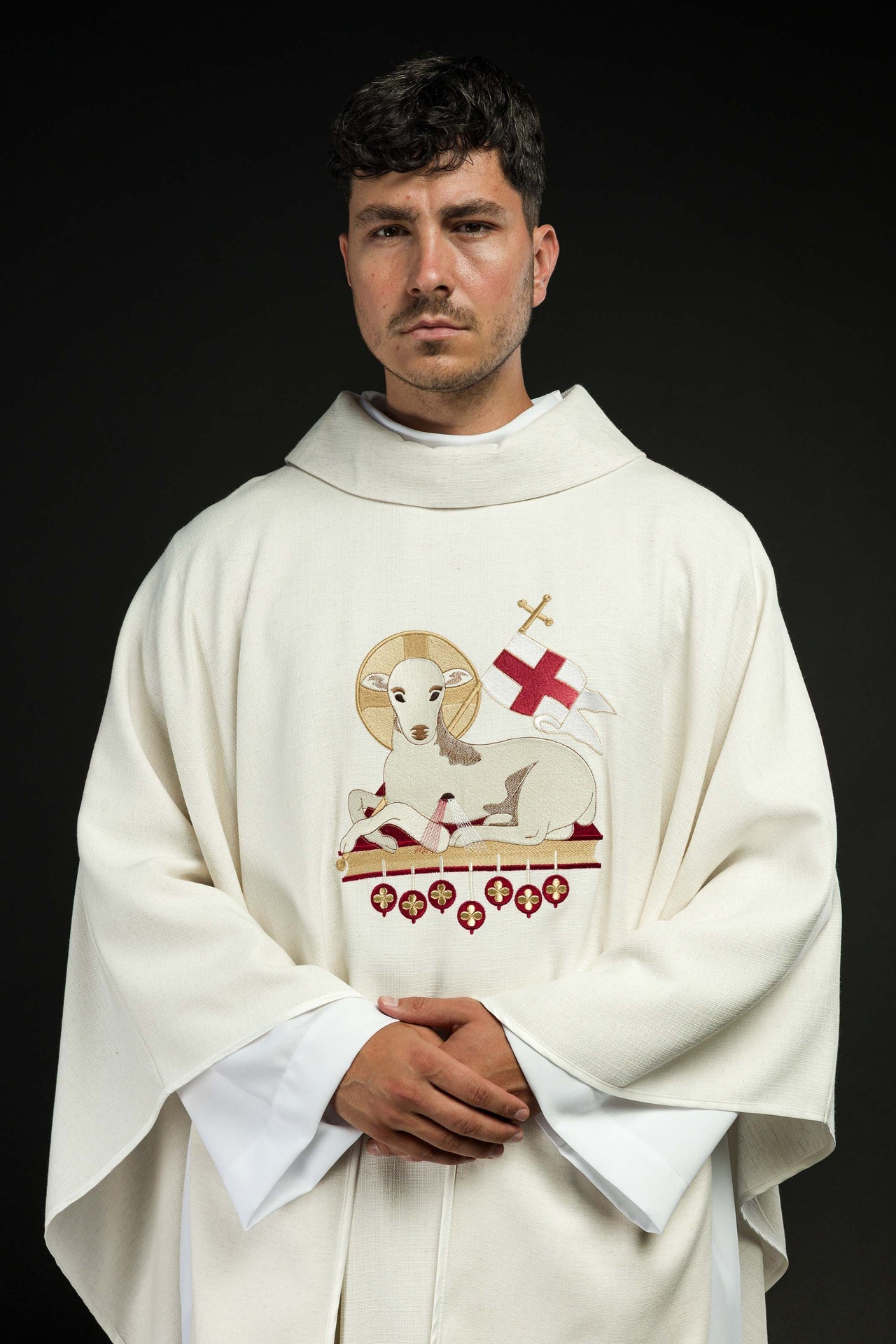 Ornat wielkanocny uszyty z naturalnej tkaniny z haftowanym barankiem - ORNATY.PL