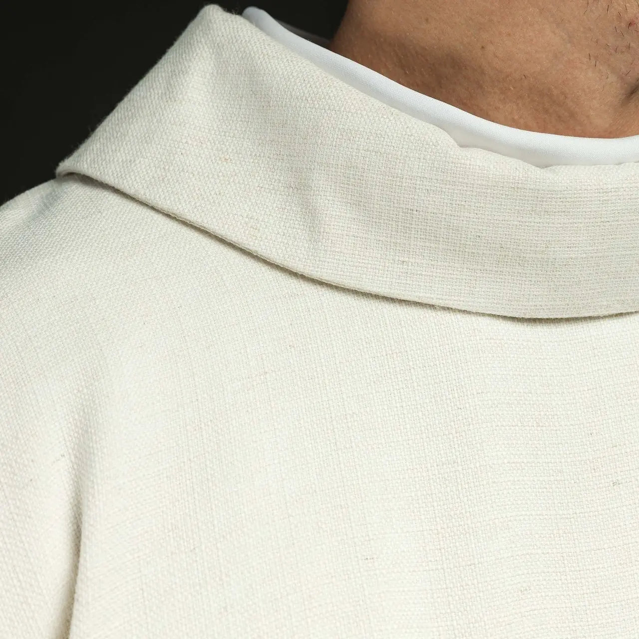 Casulla de Pascua cosida con tela natural con un cordero bordado
