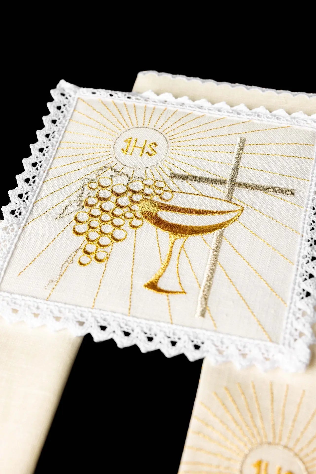 Linen chalice linen with embroidered chalice and cross