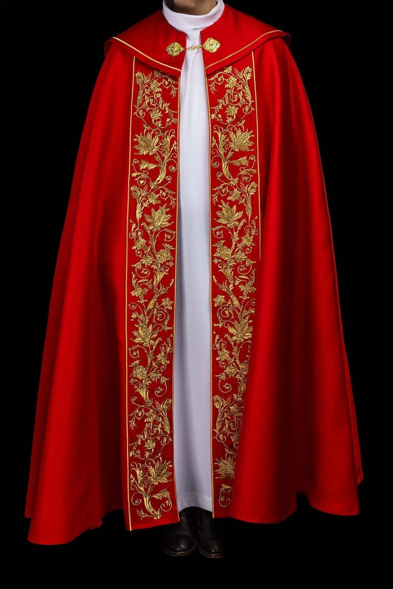 Capa litúrgica roja con bordado eucarístico