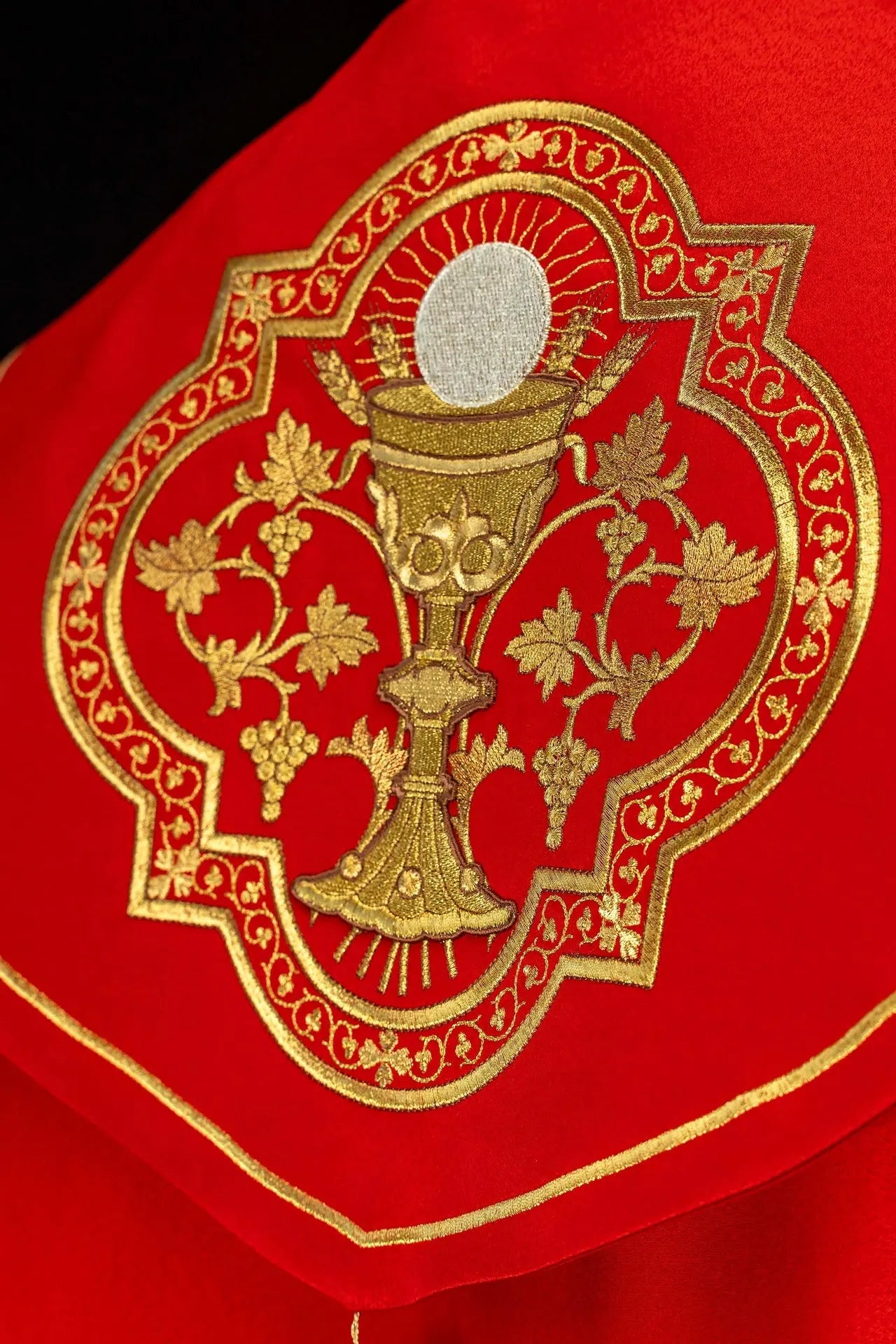 Capa litúrgica roja con bordado eucarístico