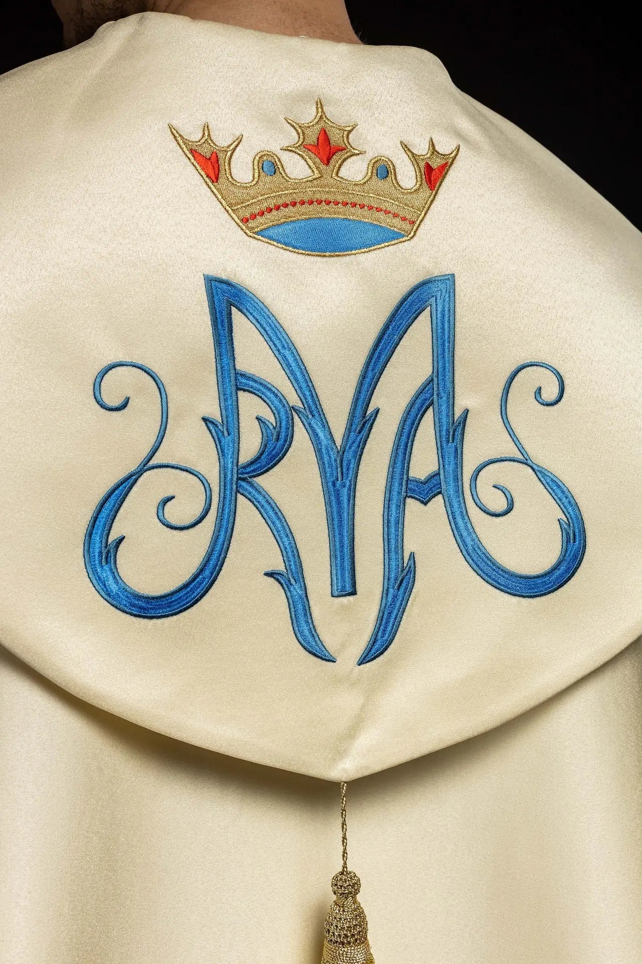 Capa bordada mariana color ecru