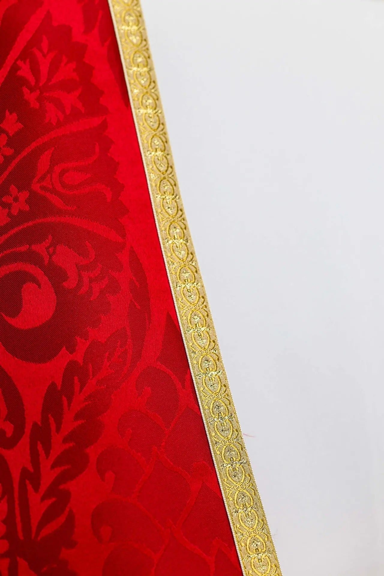 Casulla romana lisa de jacquard roja